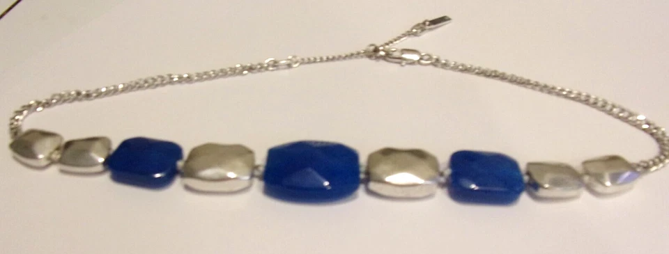 Collar Kenneth Cole cuentas de vidrio azul lapislázuli y cuentas enchapadas mate tono plata Foto 4 de 4