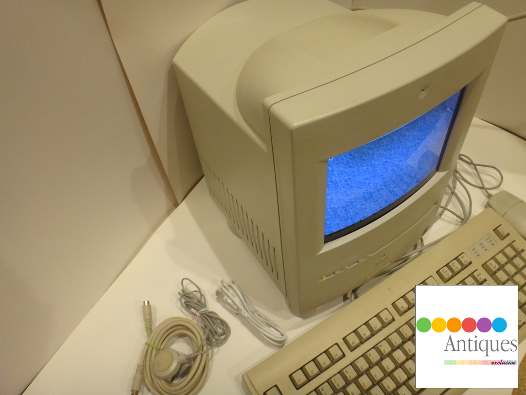Macデスクトップ Apple Macintosh Color Classic Apple Macintosh Color Classic II 36MB RAM 250MB HD Mac OS