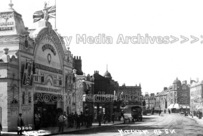 Qmm-78 Mitcham Broadway mit Kino, London. Foto