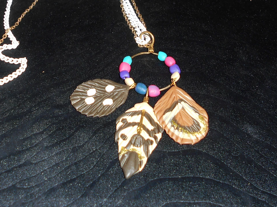 Pingente de argila de penas falsas em círculo com argila. Contas em correntes brancas e douradas - Imagem 2 de 4