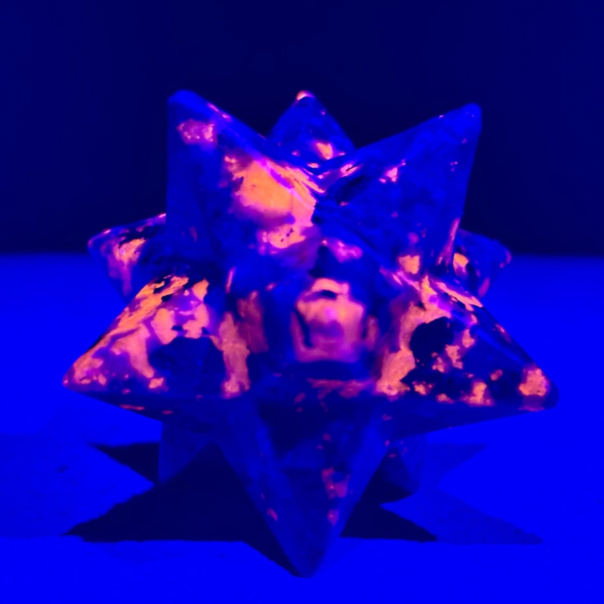 天然石　ユーパーライト　ガネーシャ　大きなカービング　UV蛍光⭐️2315 52G Natural Yooperlite Stone Carved Merkaba Gem/Fluorescent Glow