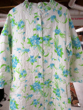 VINTAGE BARBIZON QUILTED ROBE with TURQUOISE BLUE FLOWERS  SIZE LARGE  NEW