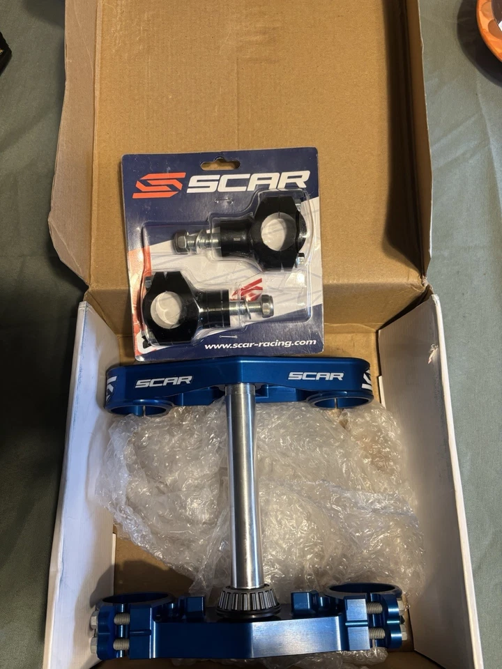 Abrazaderas triples Scar Racing para (YZ125-YZ250 2006-2024) (YZ250F-YZ450F 2010-2017) Foto 2 de 4