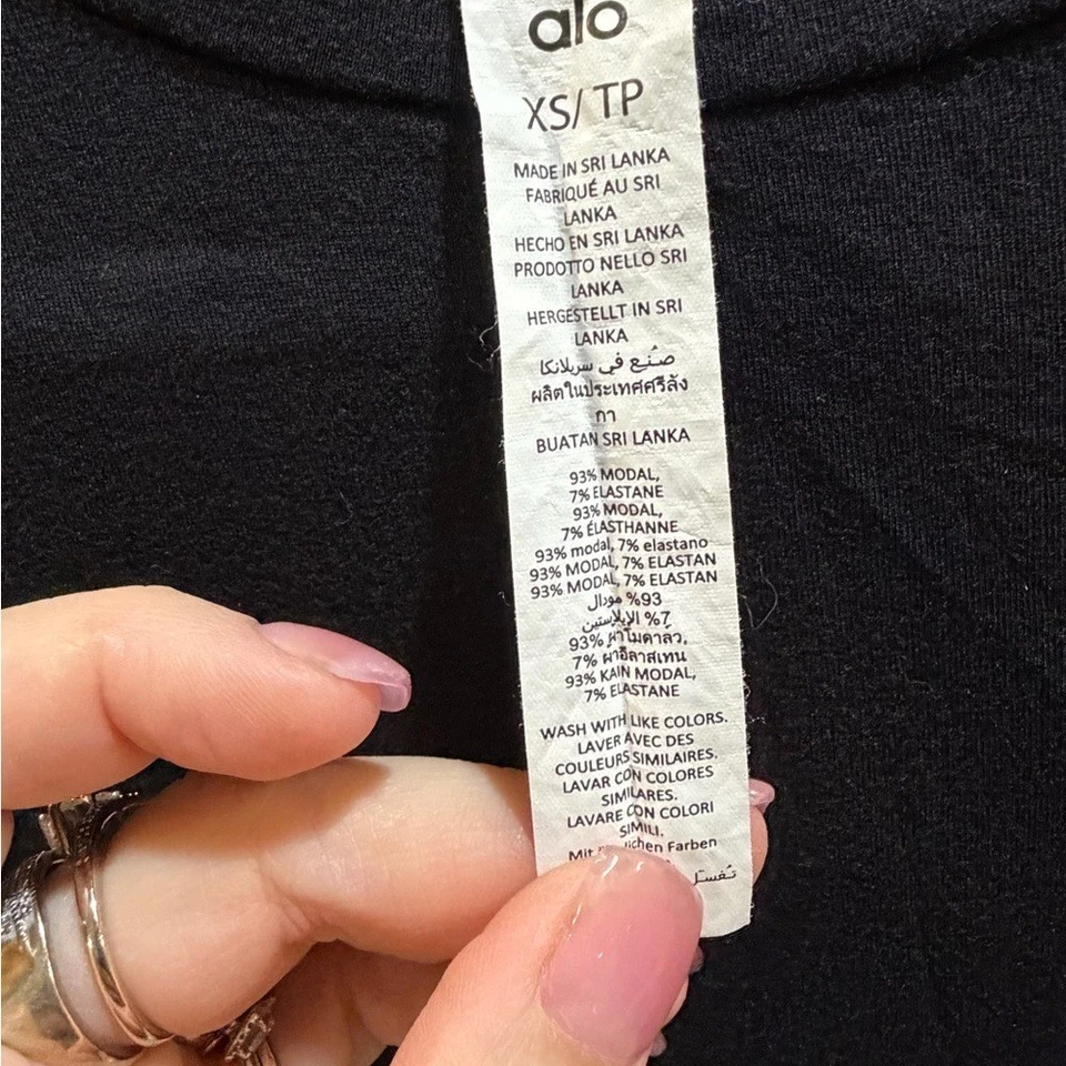 Top corto ALO Yoga negro para mujer talla XS Foto 4 de 4