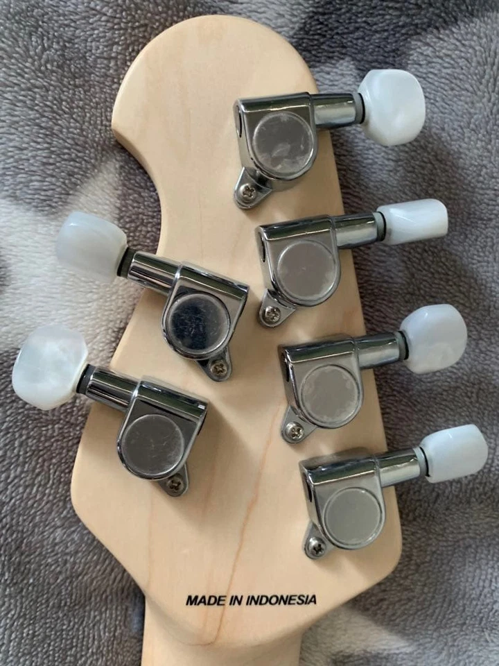 Guitarra Eléctrica Music Man Sterling AX40 Roja con Accesorios y Extras Foto 4 de 4