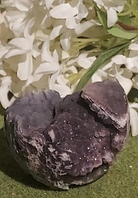 Traubenachat/lila botryoidales Chalcedon natürliche Mineralkugel 202g