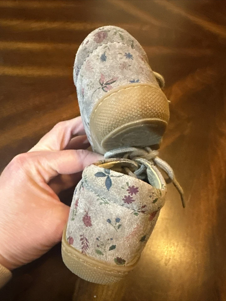 Zapatos con cordones grises Naturino para niñas pequeñas talla 22 (niño pequeño EE. UU. 6) Foto 3 de 4