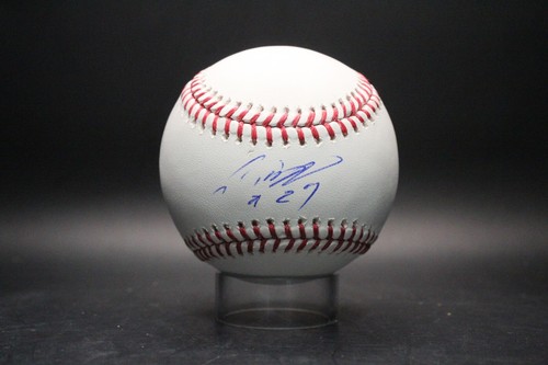 Autographe sportif signé sur un ballon de tennis sur fond sombre Photo