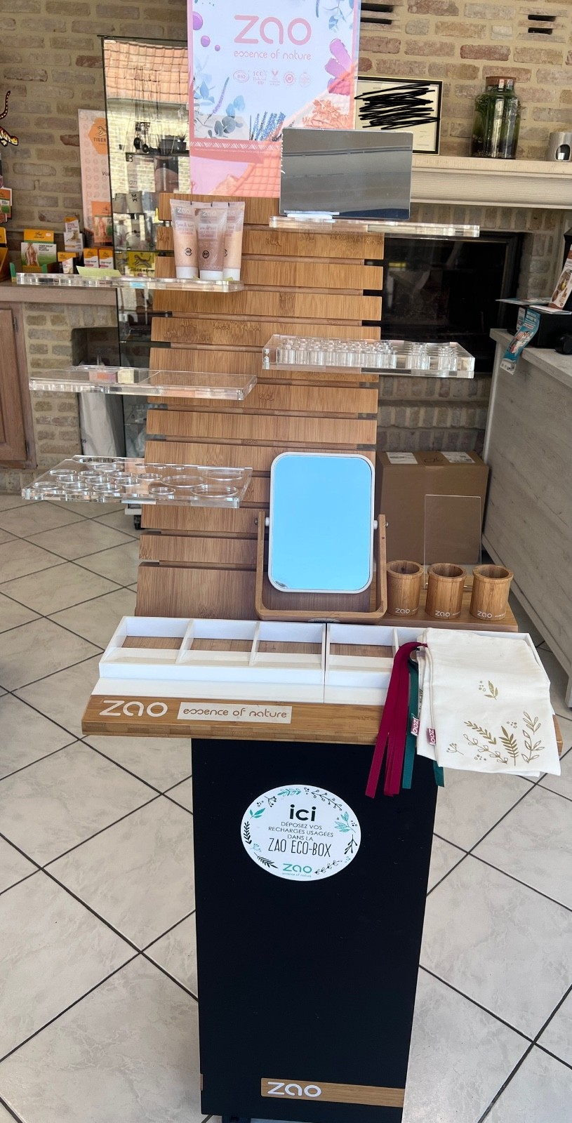Présentoir en bambou ZAO organisateur de maquillage bois et support de rangement verni