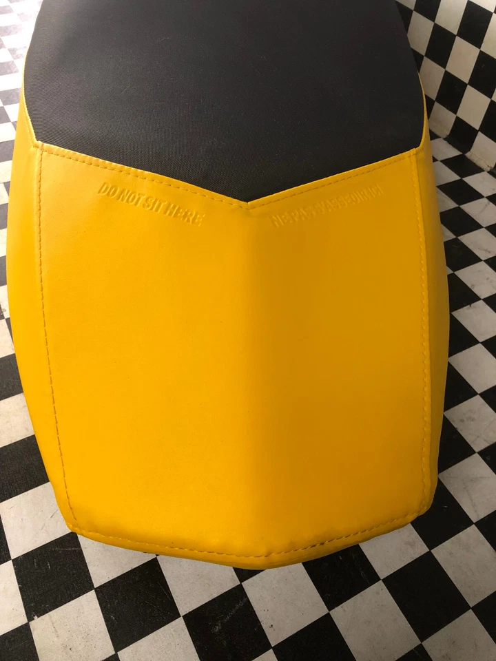 Conjunto de asiento Ski-Doo MXZ X 600RS XP XS RS 2008-2015 OEM negro/amarillo con luz trasera Foto 3 de 4