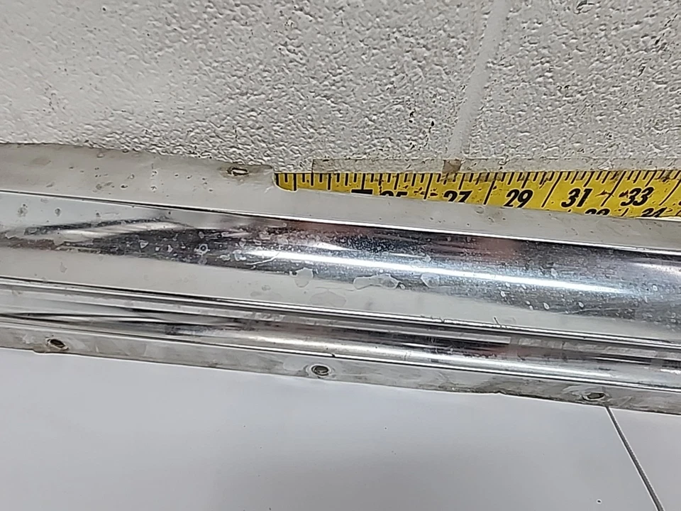 Moldura de panel de llenado de parachoques/rejilla inferior GM 1963 OEM Oldsmobile Dynamic 88 (TB52) Foto 3 de 4