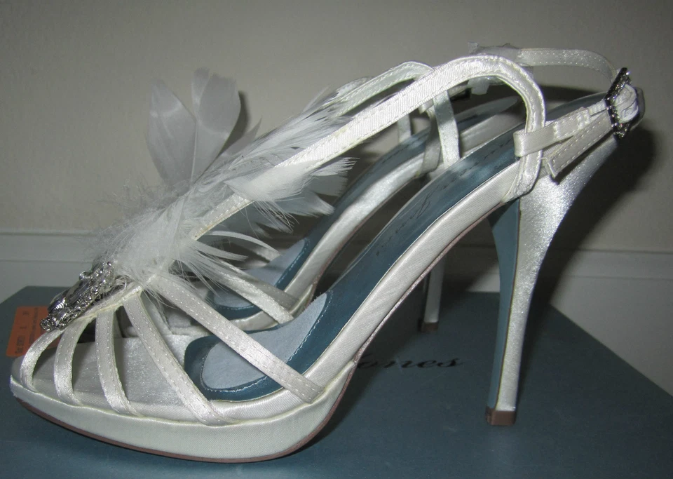 $348 LAUREN JONES KIKI 白色羽毛水晶新娘道具凉鞋 7 — 第 4/4 张图片