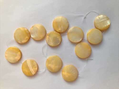 12 Mother of Pearl MOP Shell Circle Disc Beads Charms 20mm Yellow Jewellery - Picture 10 of 11
