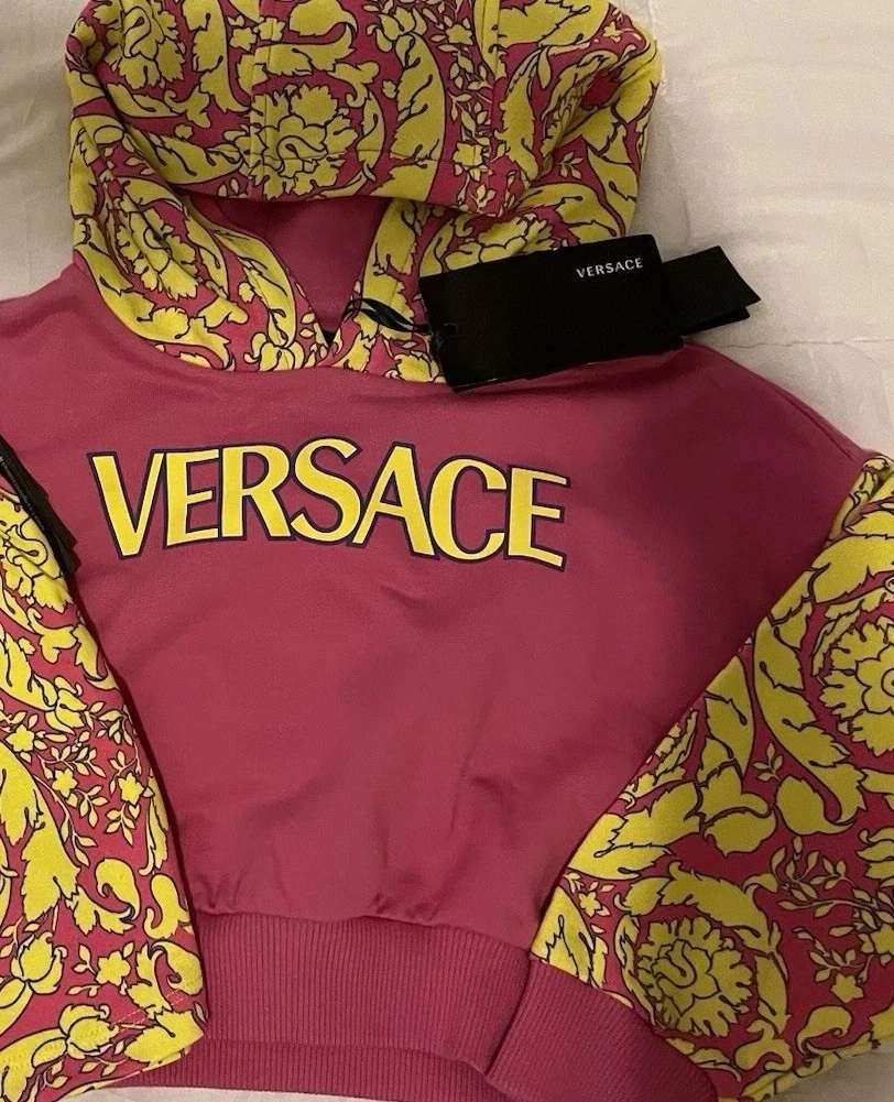 Felpa con cappuccio Versace nuova con etichetta per bambina taglia 5. Rosa caldo con stampa barocco.