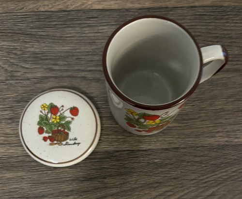 Vintage Wild Strawberry Coffee Mug Cup Brown Lid Cottagecore Retro E12 - Picture 6 of 8