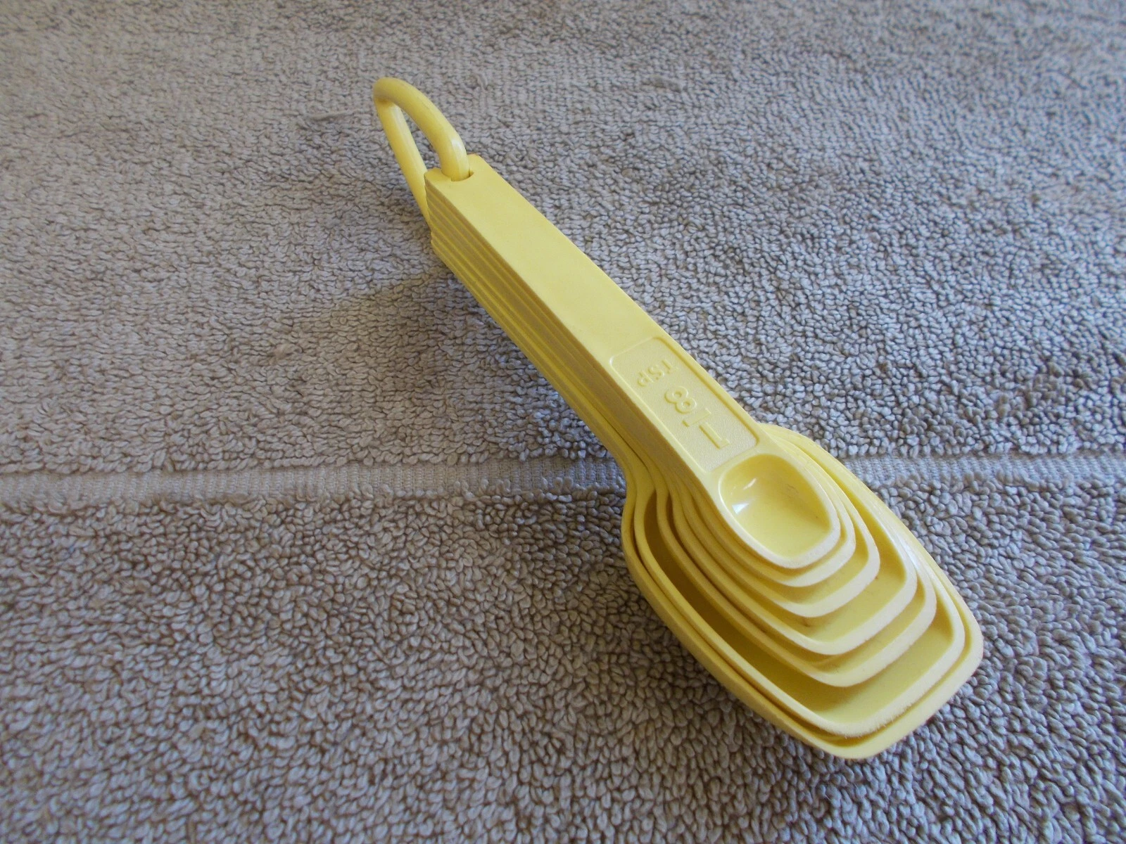 vgt TUPPERWARE MEASUREING SPOONS 7=pc NESTING YELLOW D-RING 1226-1227