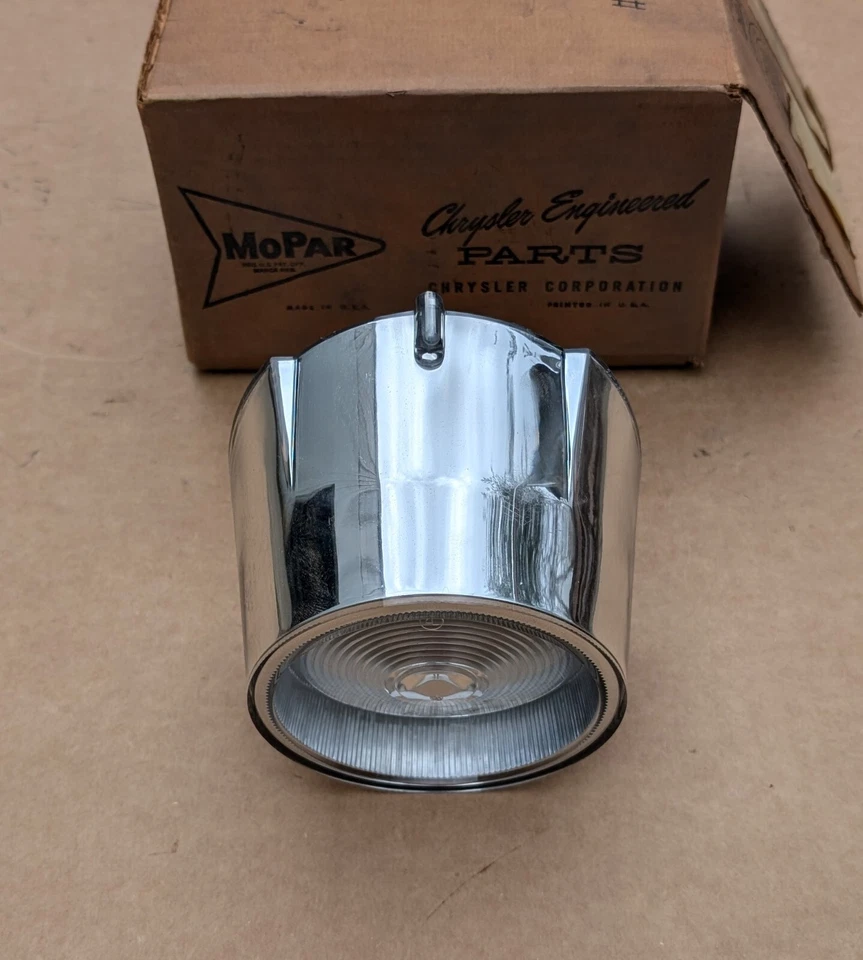 Plymouth Suburban Station Wagon 1957 lente de luz inversa de respaldo MoPar nuevo en stock Foto 2 de 3