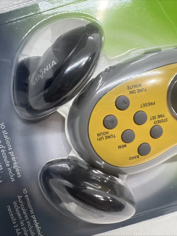 Insignia NS-R511 Armband Radio AM/PM Digital Tuner Stereo Portable Jog Run New - Image 3 of 4