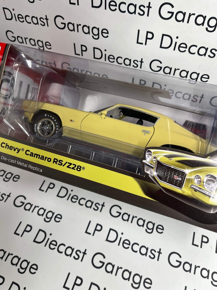 Miniature Auto World 1/18 Chevrolet Camaro RS/Z28 Coupé 1972, Jaune Crème à Rayures Noires