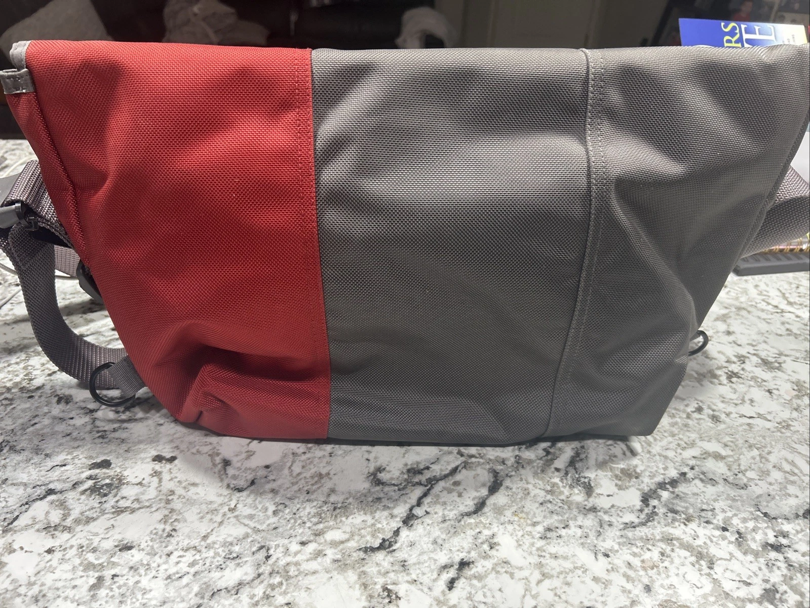 Borsa messenger classica Timbuk2 custodia media per laptop tracolla pendolare grigio rosso