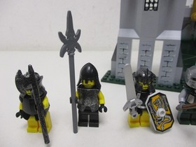 (AH 4) LEGO 8813 Battle at the Pass Knights Kingdom Castle with original box and BA