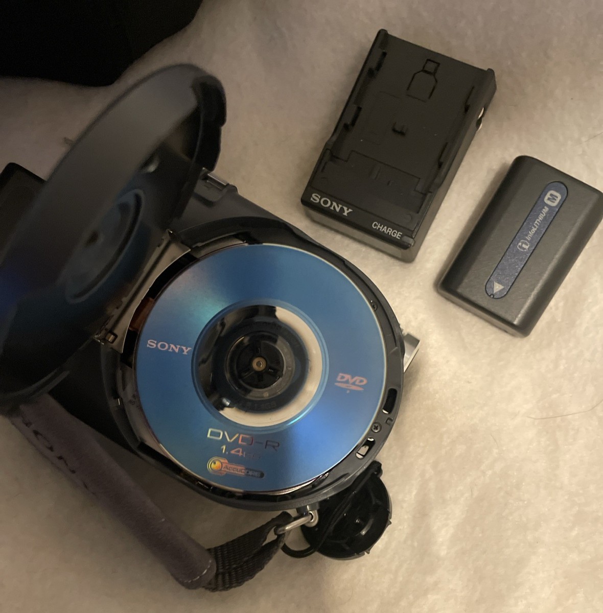 SONY Handycam DCR-DVD201 Camera Camcorder, DVD-R, Charger, Bag