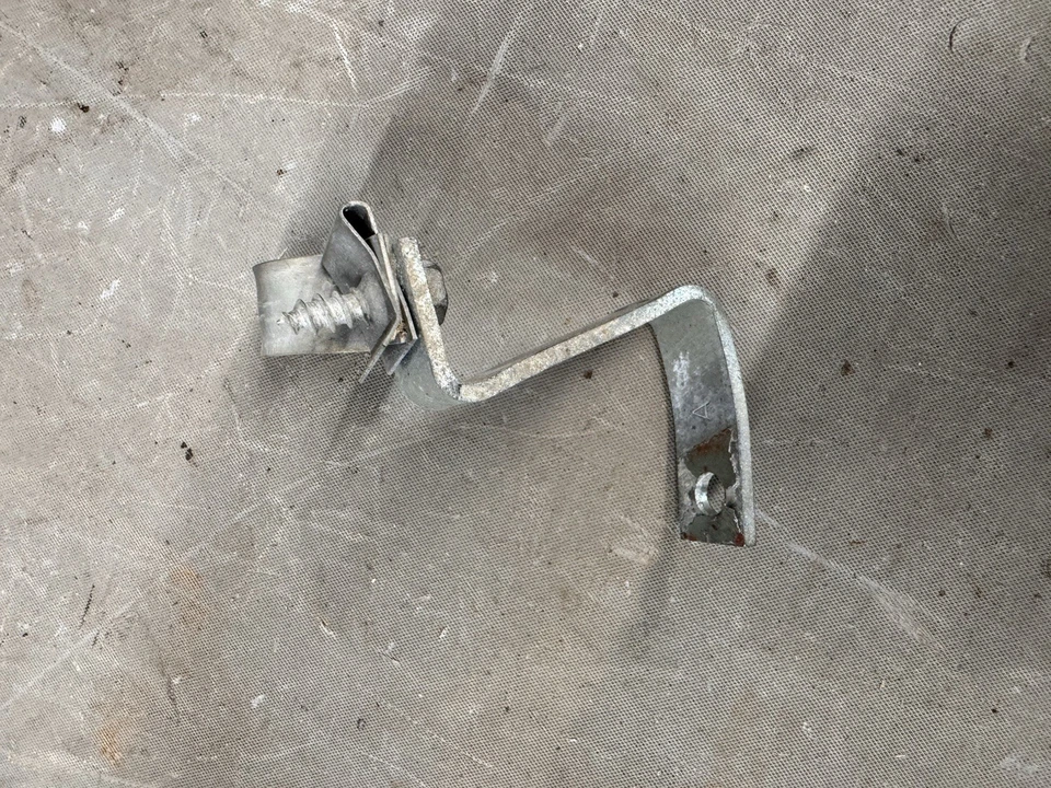 1961-1964 Chevy Impala Belair Radio Antenna Base Quarter 1/4 Panel Mount Bracket - Imagem 4 de 4