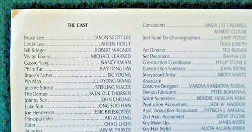 ELENCO DE PELÍCULAS Y HOJA DE CRÉDITOS - DRAGÓN - LA HISTORIA DE BRUCE LEE 1993 - Imagen 3 de 4
