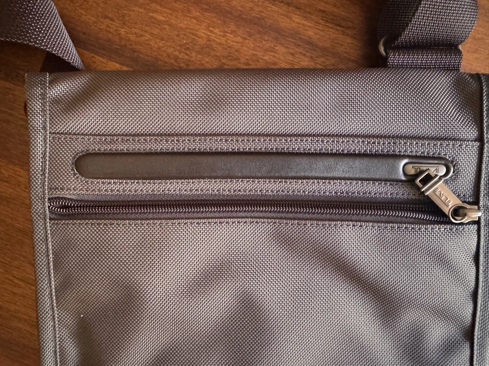 TUMI 22105DH Balístico Nylon/Cuero Solapa Bandolera Mensajero Tableta Bolso, Gris Foto 2 de 4