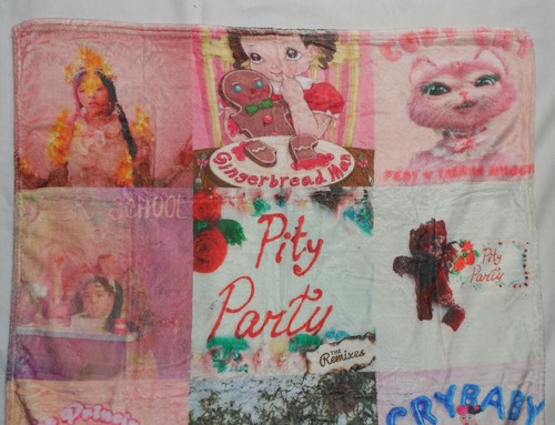 Neu Pity Party Überwurf Decke 30" x 40" CryBaby Melanie Martinez seltsam - Bild 3 von 4