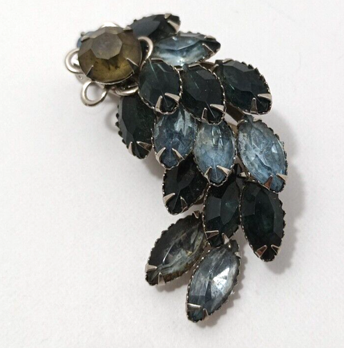 Prendedor de solapa de hoja vintage tono plateado con tonos de pedrería azul corte marquesa - Imagen 4 de 7