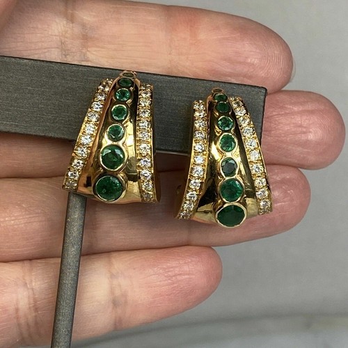 Pendientes de aro abragie esmeralda de corte redondo de 3 quilates con acabado en oro amarillo de 14 K - Imagen 6 de 6