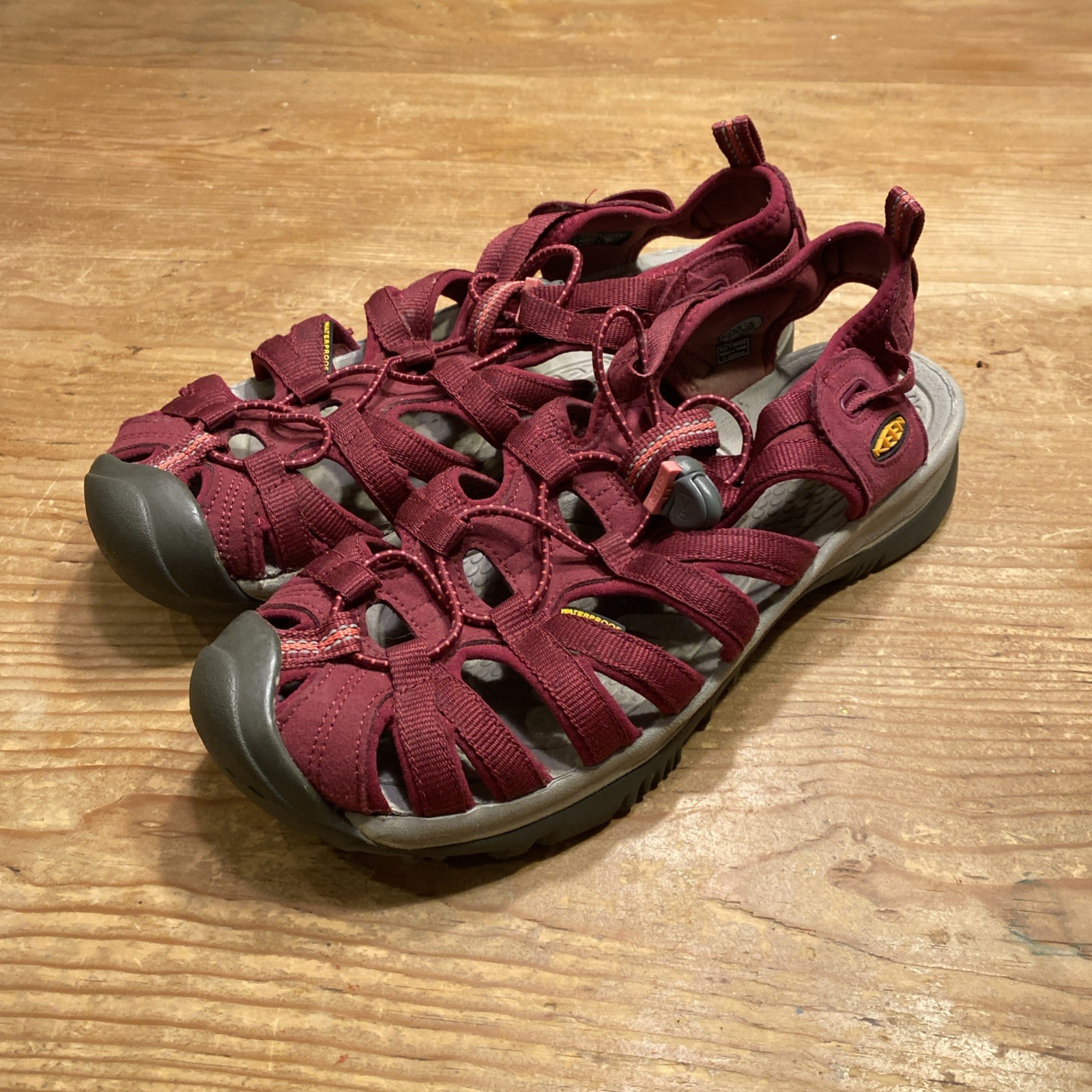 Sandali Keen donna 9 5 US Whisper Beet rosso escursionismo outdoor impermeabili