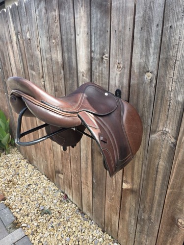 Premium 16.5” Leather Jump Saddle – FF M – Dover Hardware + Rack