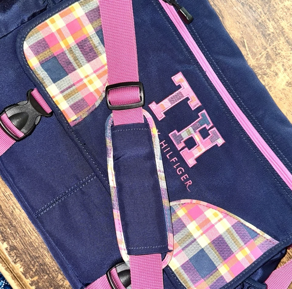Tommy Hilfiger Mensajero Viaje O Bolsa Pañales Equipaje. Madras escoceses azul marino y rosa Foto 3 de 4