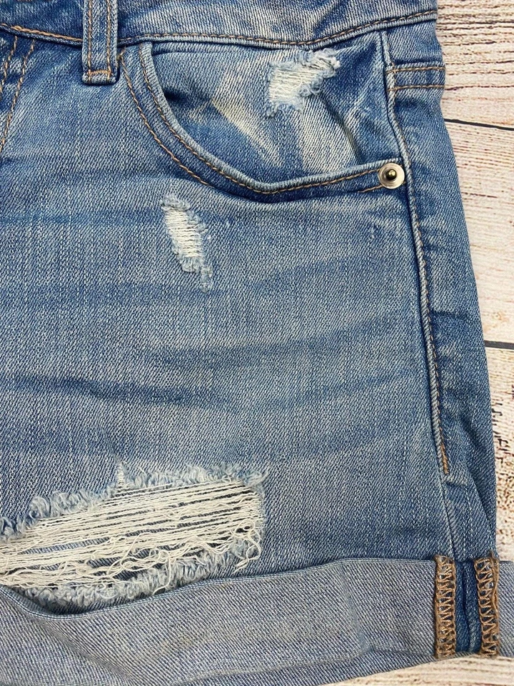 Pantalones cortos de jean Love Culture talla mediana para mujer con puños de tiro bajo desgastados Foto 4 de 4