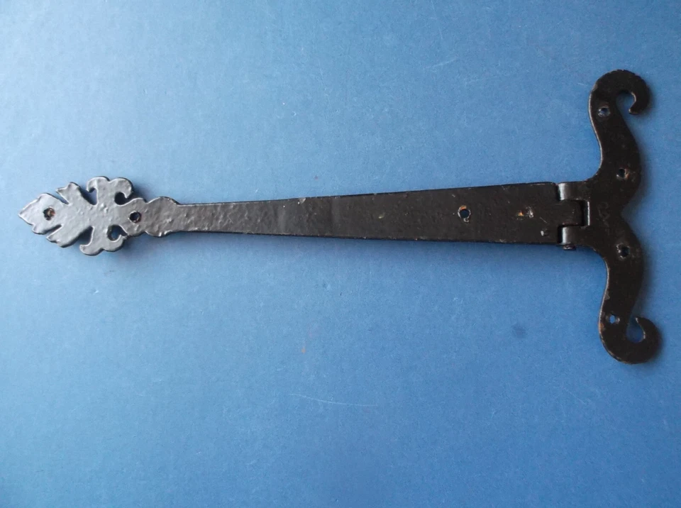 Elegant Edwardian Iron Bracket for door/gate with Hinge 29.5cm long  - Image 4 of 4