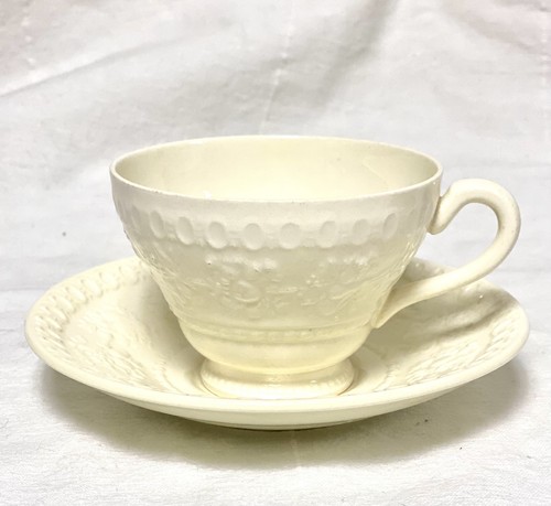Wellesley Wedgewood Etruria Lot of 2 Tea Cups w/ Saucers Embossed Fruit NewMark - Picture 2 of 4