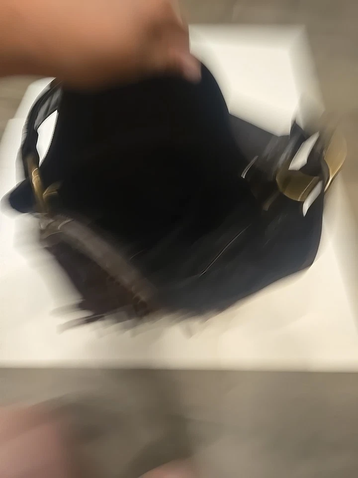 Bolso de hombro BCBG de cuero marrón con flecos de gamuza Foto 3 de 4