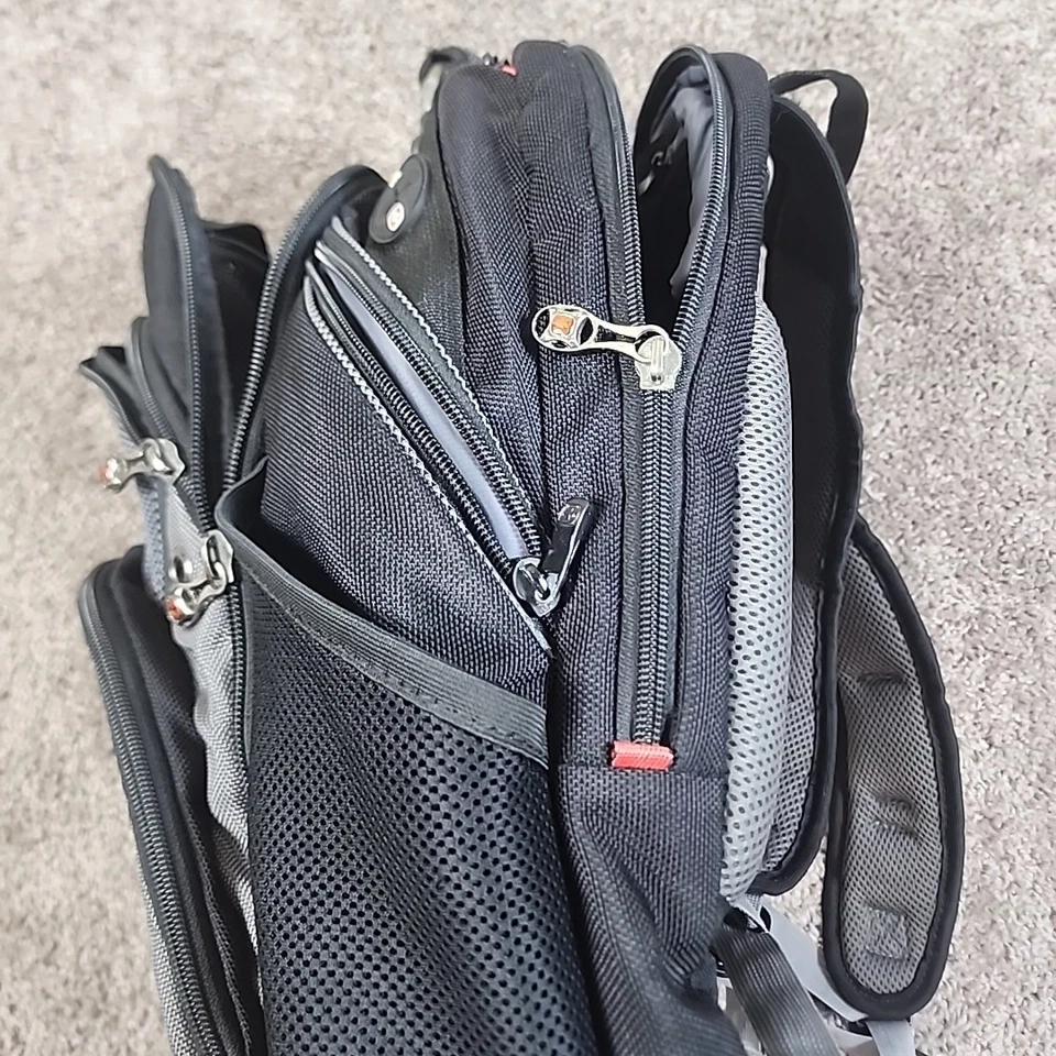 Mochila para computadora Wenger Swiss Army 16" Synergy negra/gris Foto 3 de 4