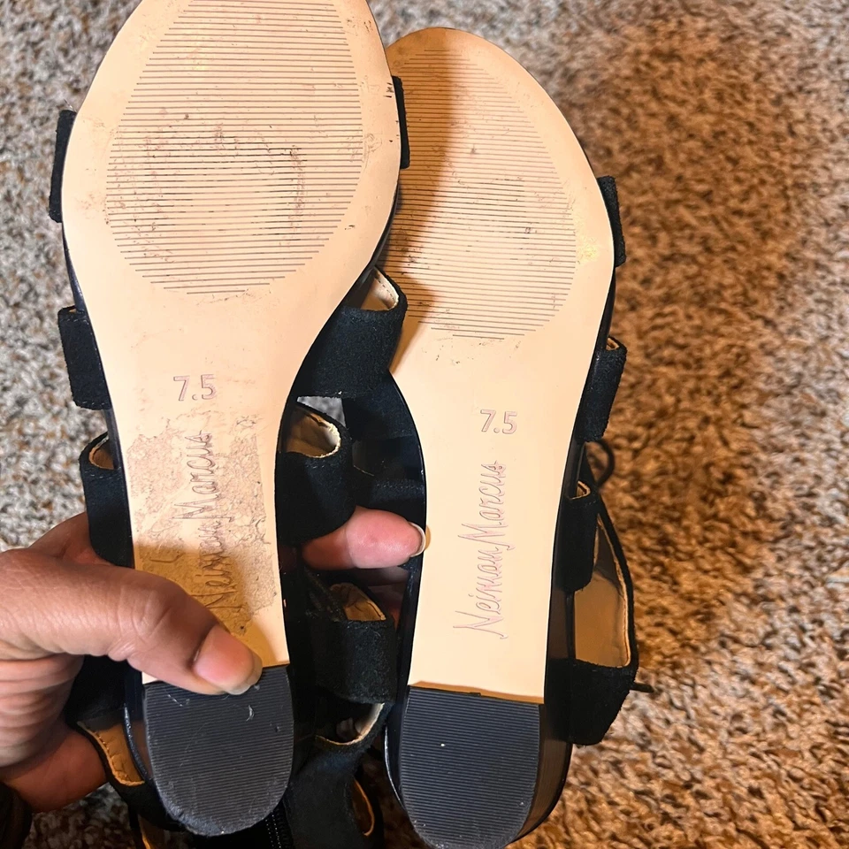 Neiman Marcus Tacones con Cordones Sandalias Gladiador Negro Gamuza Tacones 7.5 Foto 4 de 4