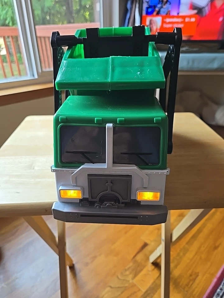 Camión de basura motorizado Tonka Mighty saneamiento luces de 17 pulgadas de largo, sonido, movimiento Foto 2 de 4