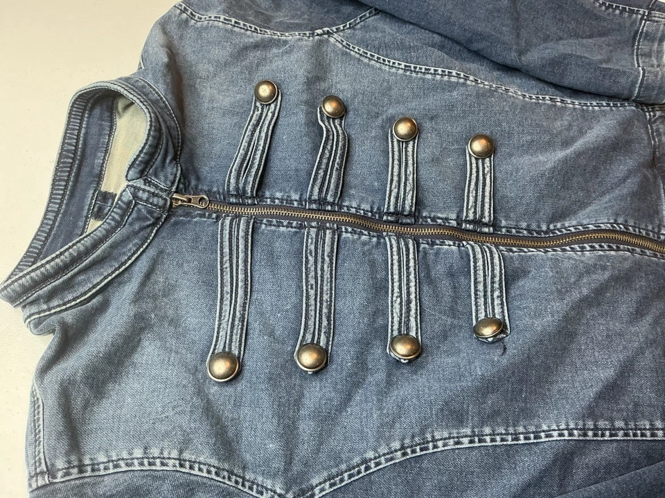 Chaqueta vaquera Torrid azul de mezclilla recortada con botones delanteros talla grande 2 para mujer Foto 3 de 4