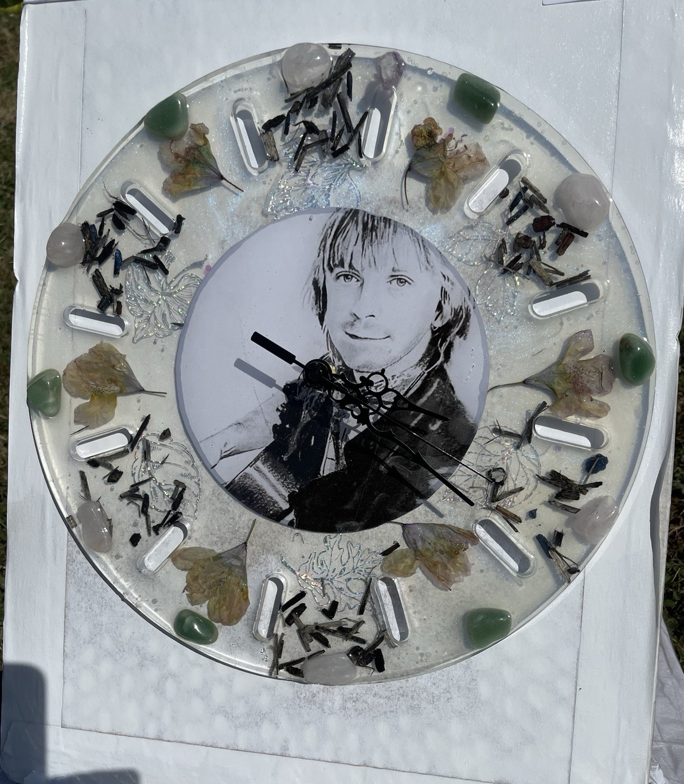 Horloge résine époxy unique Fan Renaud faite main montre le luxe de l'artisanat français