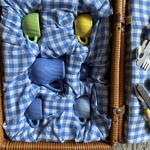 PORCELAIN CERAMIC Mini Tea 4 Piece Place SET & WICKER PICNIC BASKET & Cloth Used - Picture 9 of 12