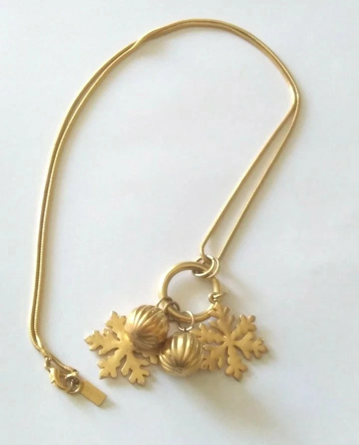 TALBOTS Dijes Festivos de Navidad Bolas Copos de Nieve Vacaciones Collar Tono Dorado 30" Foto 2 de 4