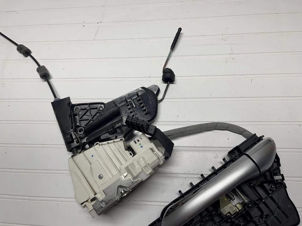 W164 ML500 Rear Driver Left Mercedes Benz Door Actuator With Handle Oem - Image 3 of 4