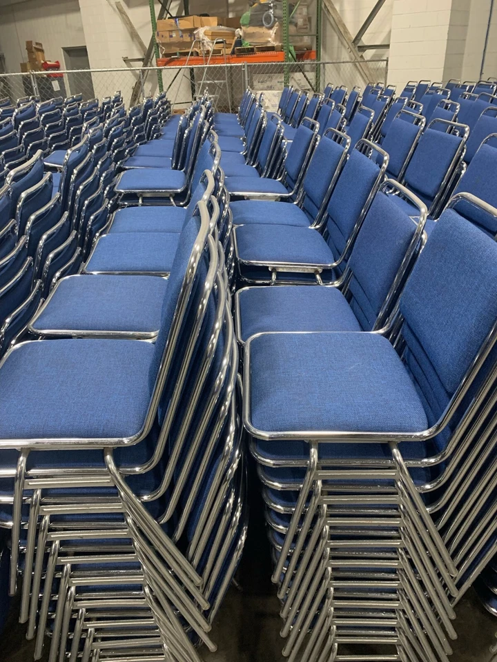 VENTA y ALQUILER: Sillas de banquete azules con marco plateado brillante en buen estado. Foto 2 de 4