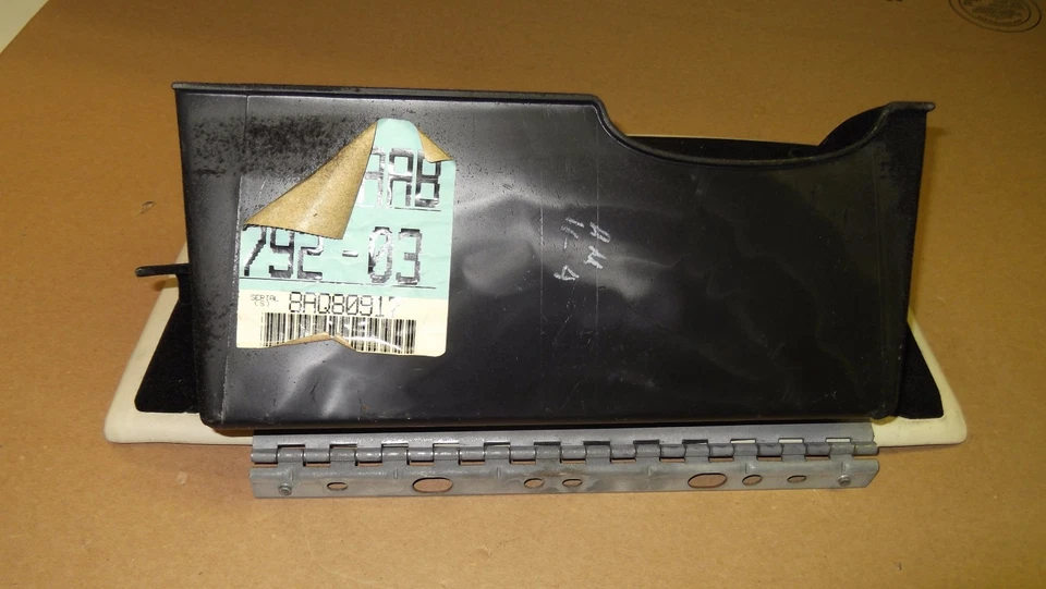 GUANTERA LINCOLN MARK VIII 1997-98 MARFIL BUEN CIERRE-TABLERO PARTE CREMA 97 8 Foto 4 de 4