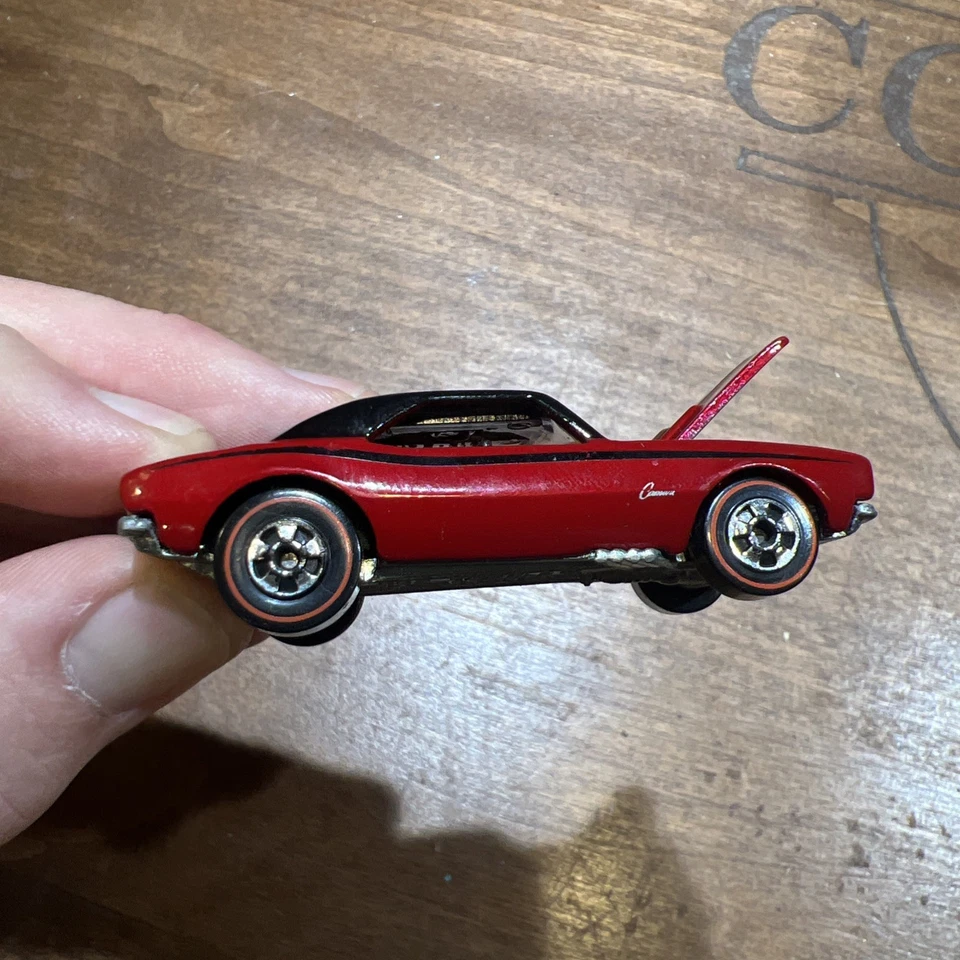 Hot Wheels 67 1982 Camaro rojo con rayas negras de carreras Redline Foto 2 de 4